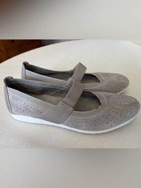 G.H. Bass & Co. Taupe Pippa Perforated Suede Mary Jane Flats Sz 7